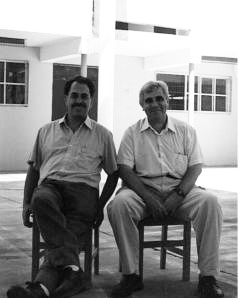 Fundador junto a un colaborador en el colegio